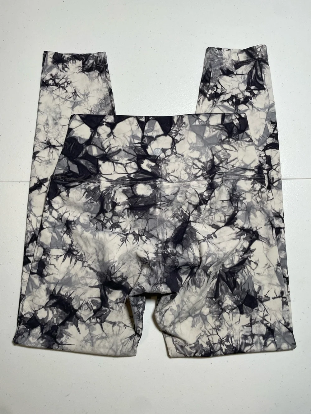 Lululemon Wunder Under high-rise leggings in a cement grey tie-dye print. Size 4
